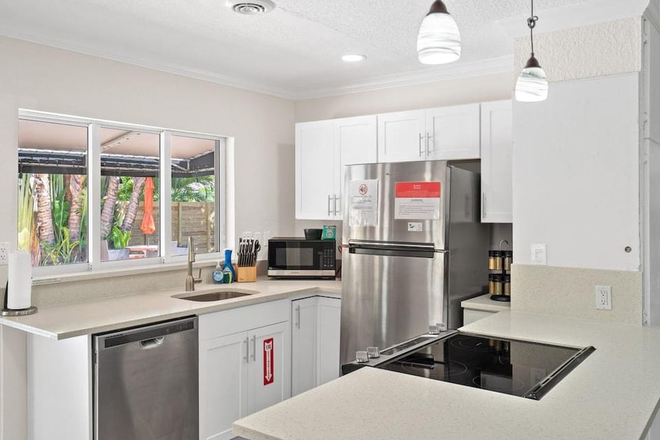 Will's Off Wilton Drive Pool Villa by Opus Hotel in Wilton Manors
