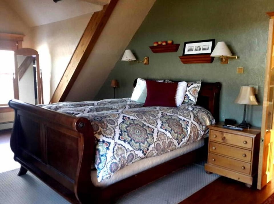 1882 Bar and Grill at River Street Inn Hotel in Truckee