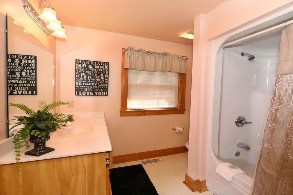 Pine Needles 6 - One Bedroom Chalet Hotel in Pigeon Forge