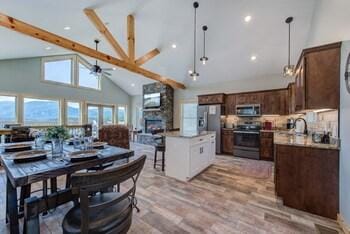 Above and Beyond by Jackson Mountain Homes Hotel in Gatlinburg
