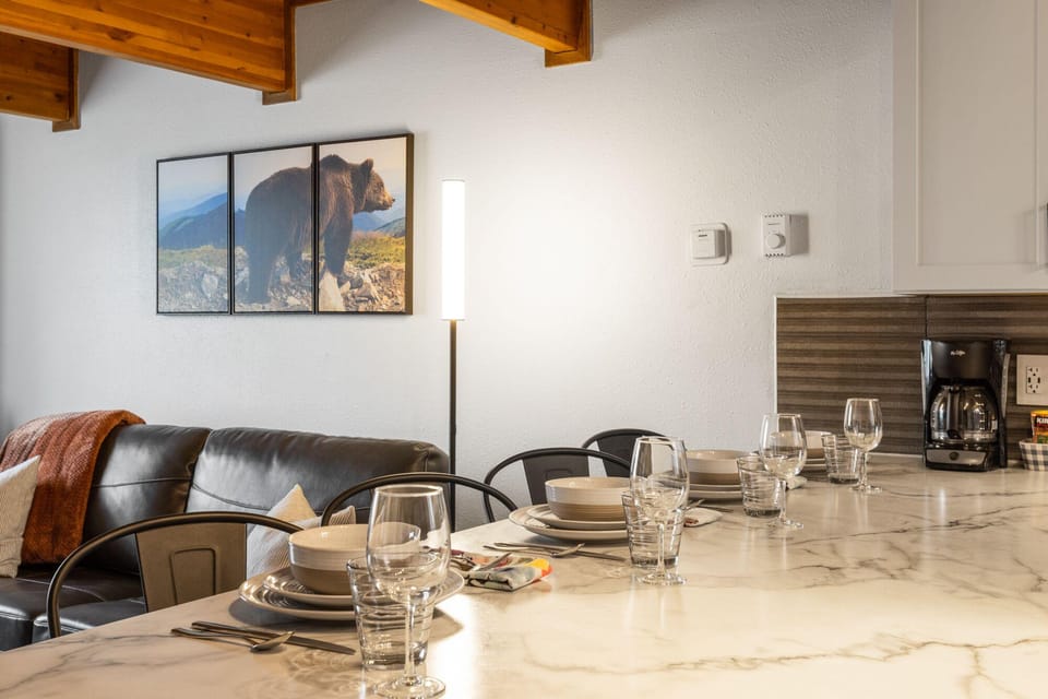 Otters Den Hotel in West Yellowstone