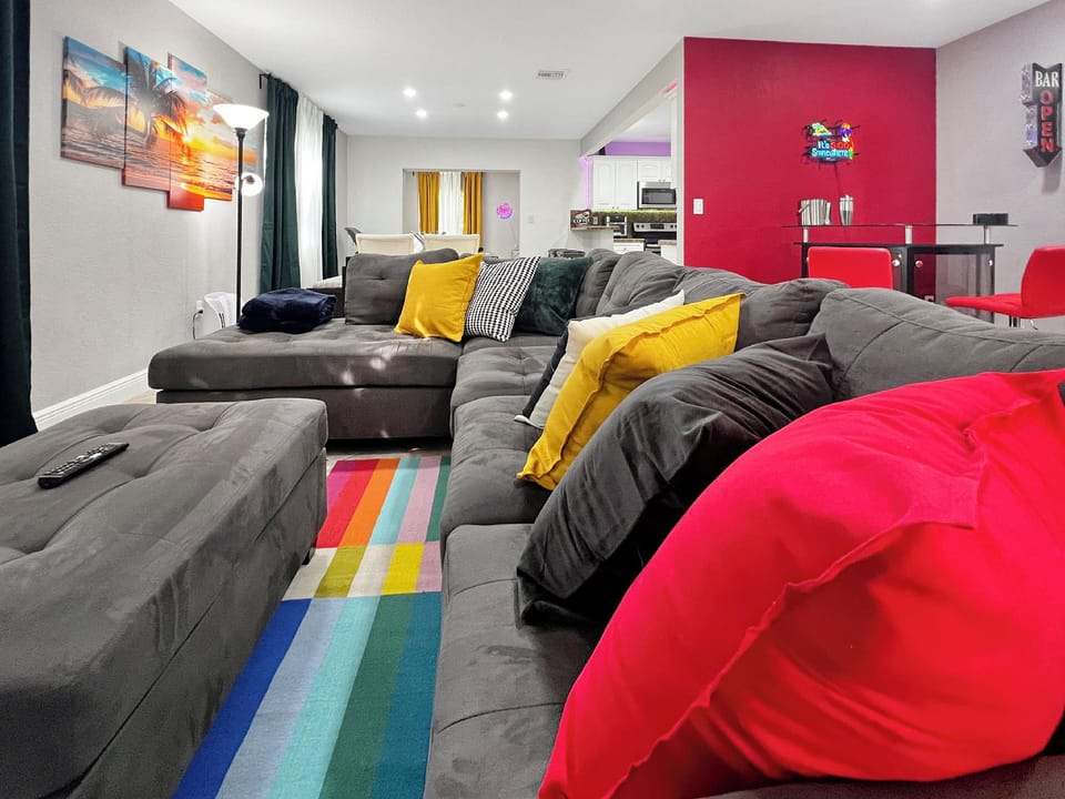 Unique Escape GameRoom! Bar, BBQ, Spacious, and Near Beach Hotel in Coconut Grove