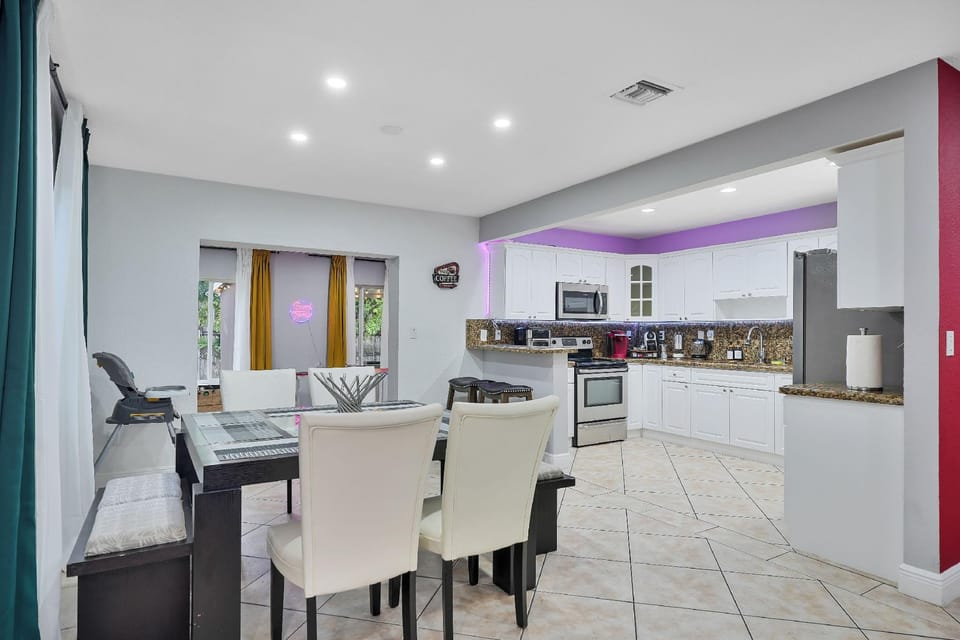 Unique Escape GameRoom! Bar, BBQ, Spacious, and Near Beach Hotel in Coconut Grove