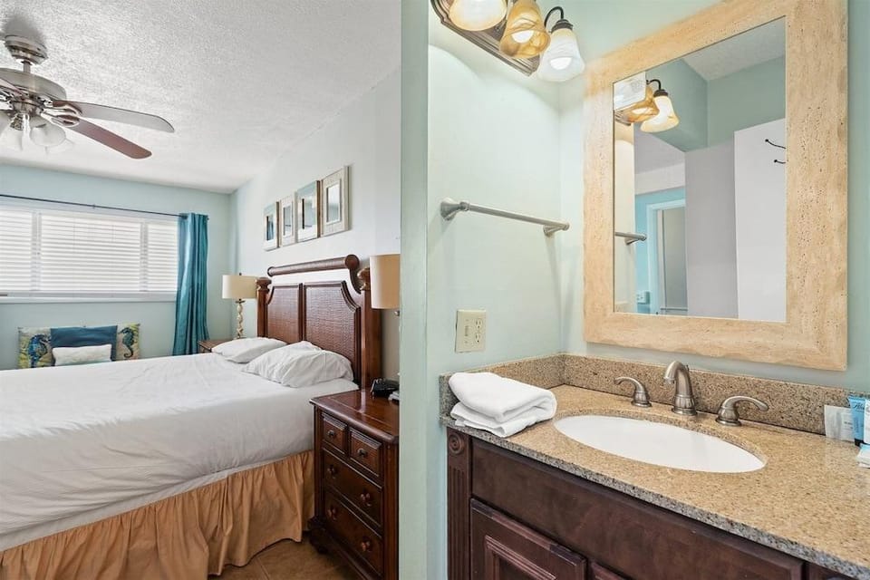 The Summit 921 Hotel in Upper Grand Lagoon