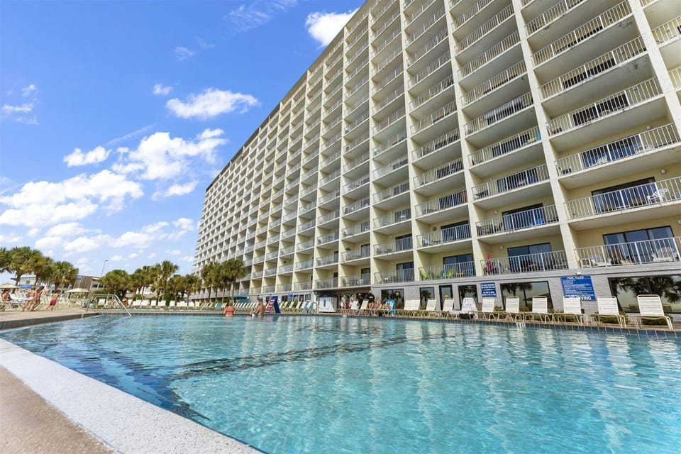 The Summit 1011 Hotel in Upper Grand Lagoon