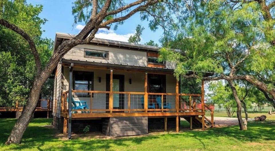 Paintbrush Waterfront Cottage Hotel in Rio Grande