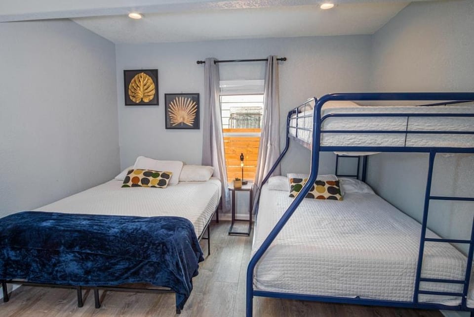 Charming 3br/1ba Close to Vibrant Downtown Hotel in San Antonio