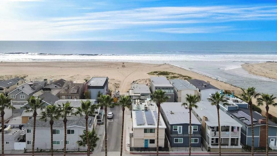 Velvet Sand I by Avantstay Steps to Newport Beach Private Rooftop w/ Outdoor Kitchen & Hot Tub! Hotel in Huntington Beach