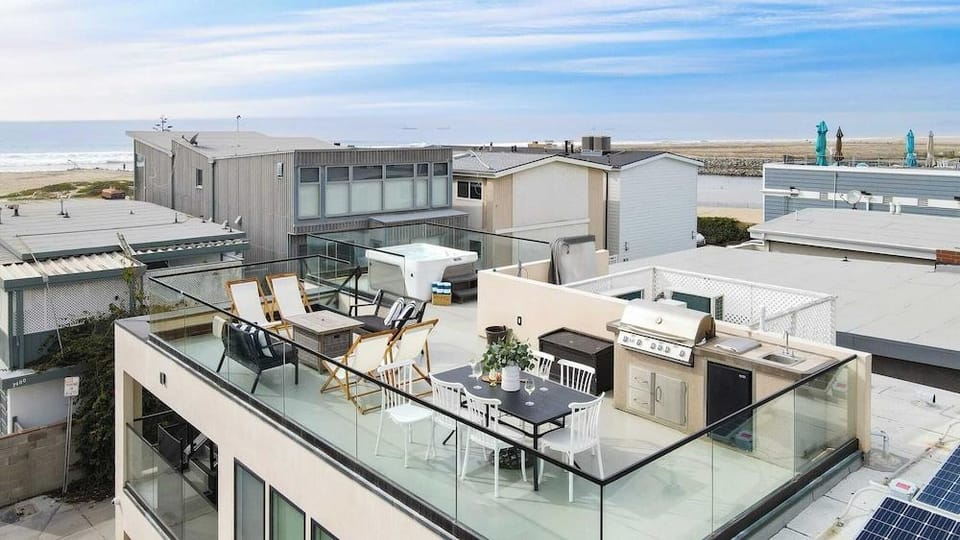 Velvet Sand I by Avantstay Steps to Newport Beach Private Rooftop w/ Outdoor Kitchen & Hot Tub! Hotel in Huntington Beach