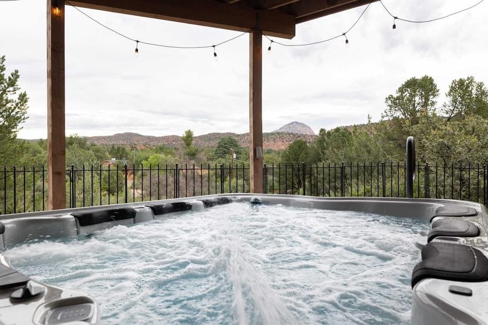 Pyramid by Avantstay Luxe Sedona Mansion w/ Views, 7mins to Downtown Hotel in Sedona