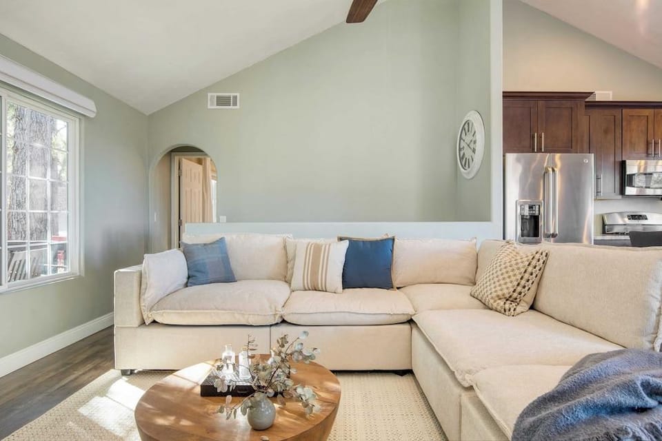 Blue Spruce by Avantstay Cozy Home w/ Dual Decks Hotel in Lake Arrowhead