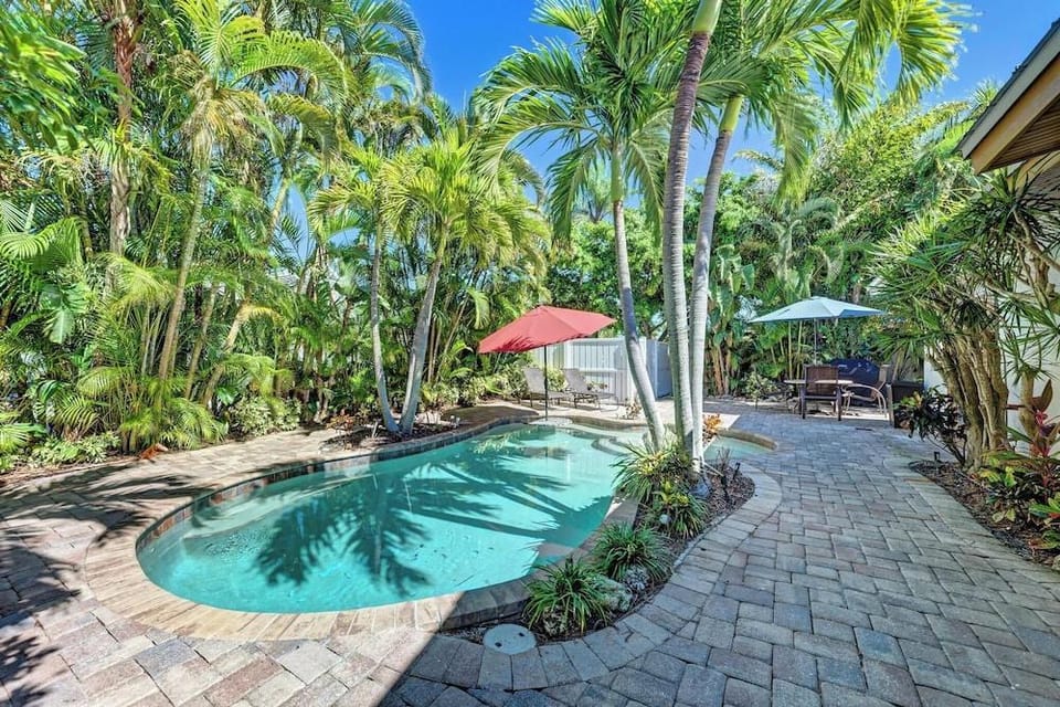 Anna Maria Island Edgewater Bungalow Hotel in Holmes Beach