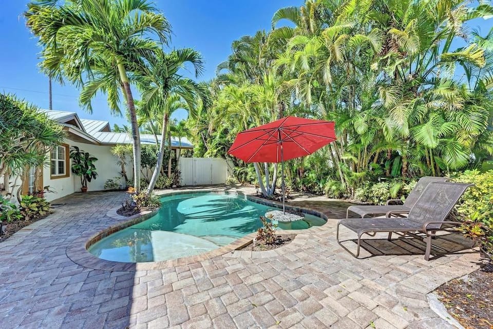 Anna Maria Island Edgewater Bungalow Hotel in Holmes Beach