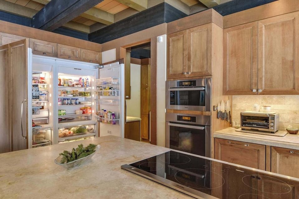 Joy on the River Stunning Waterfront Home for 10 Hotel in Palisades Tahoe (Olympic Valley)