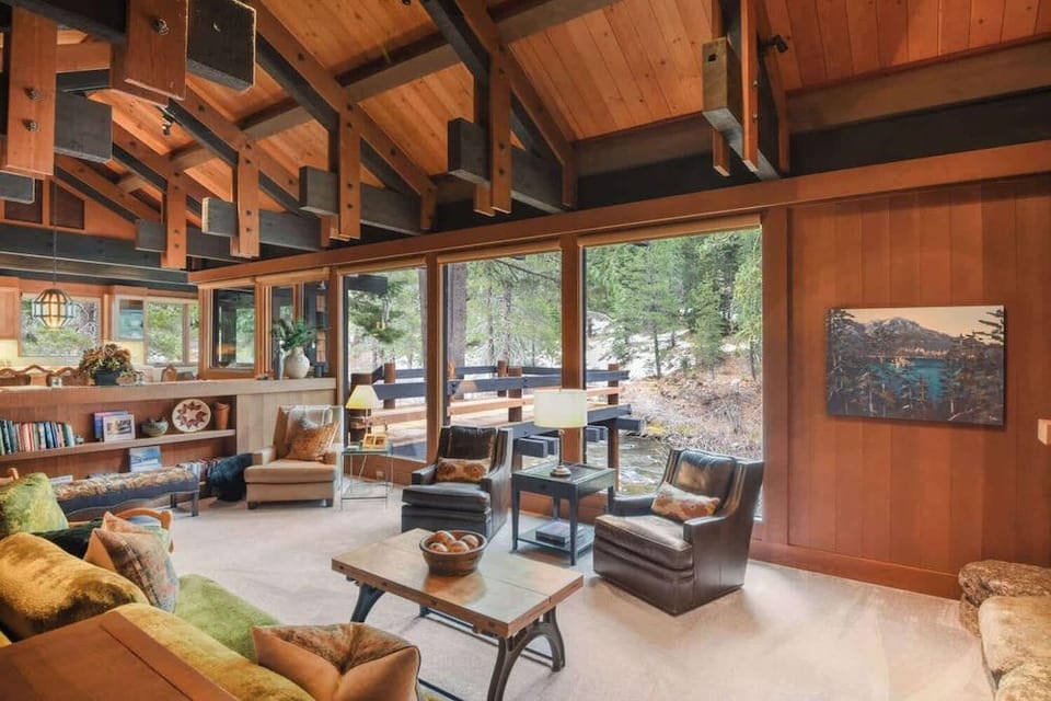 Joy on the River Stunning Waterfront Home for 10 Hotel in Palisades Tahoe (Olympic Valley)