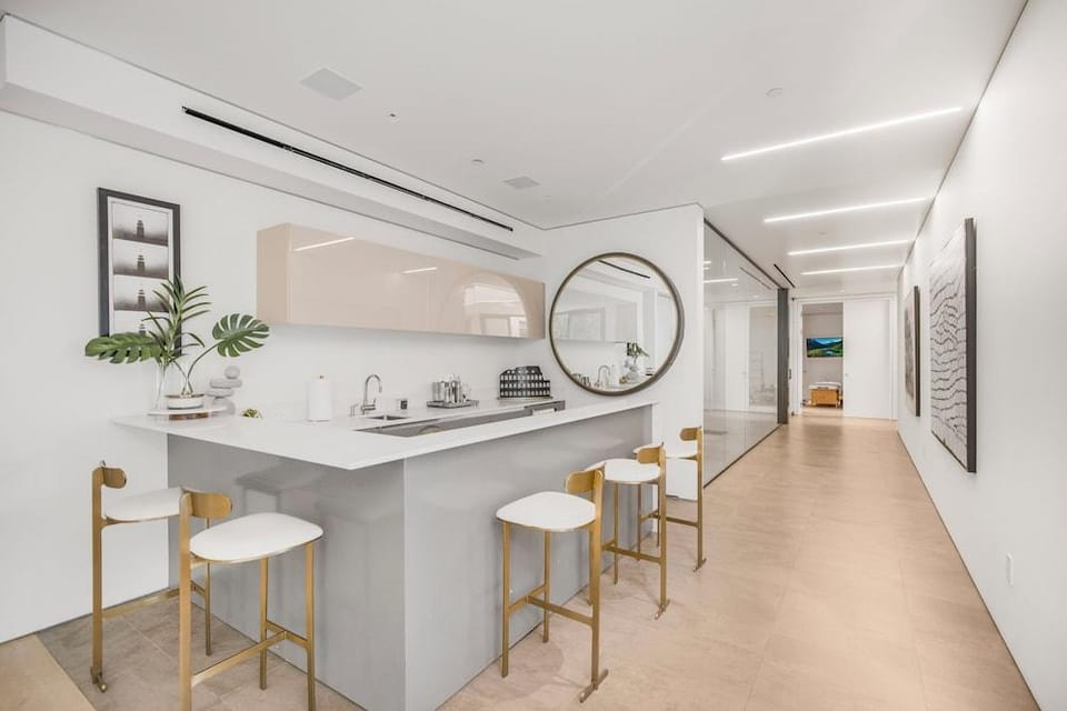 Swallow Sanctuary Hotel in Beverly Hills
