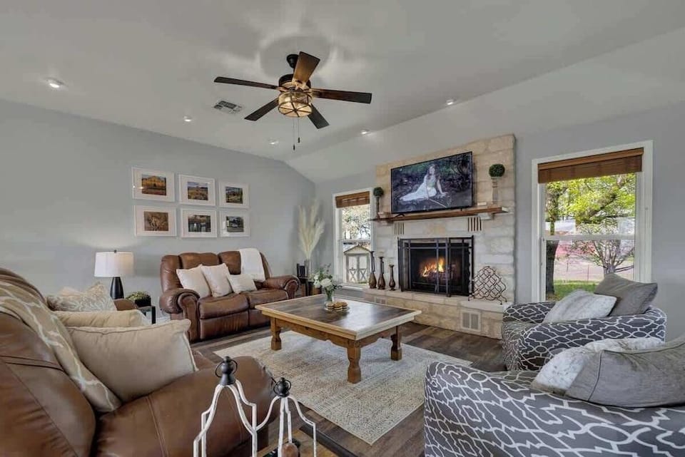 Starlight Meadows 3 mi to Downtown W/hot tub Hotel in Fredericksburg