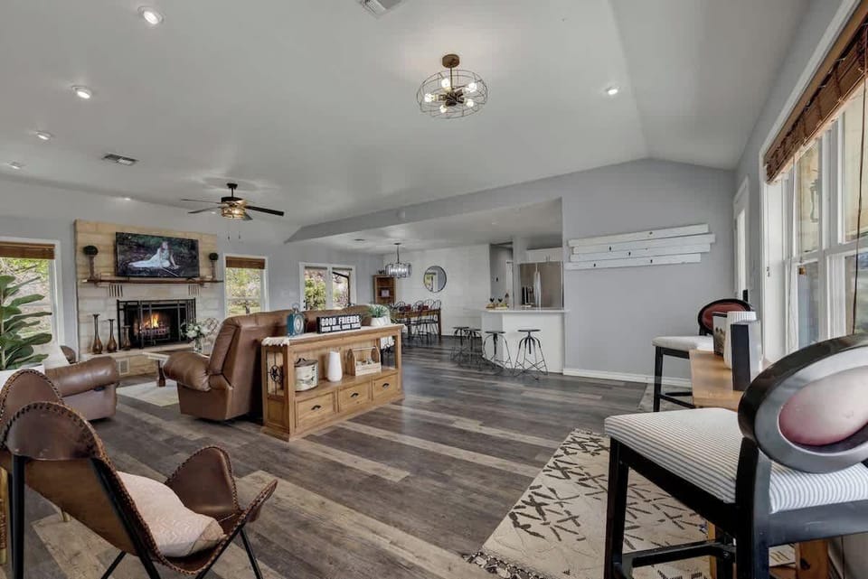 Starlight Meadows 3 mi to Downtown W/hot tub Hotel in Fredericksburg