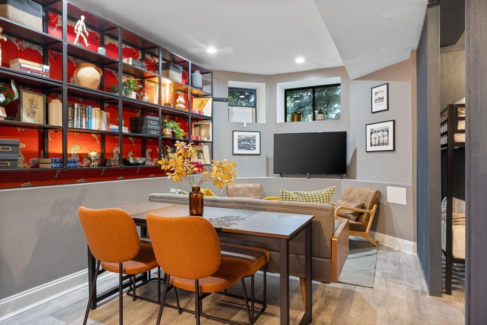 Wrigleyville Suites Hotel in Wrigleyville