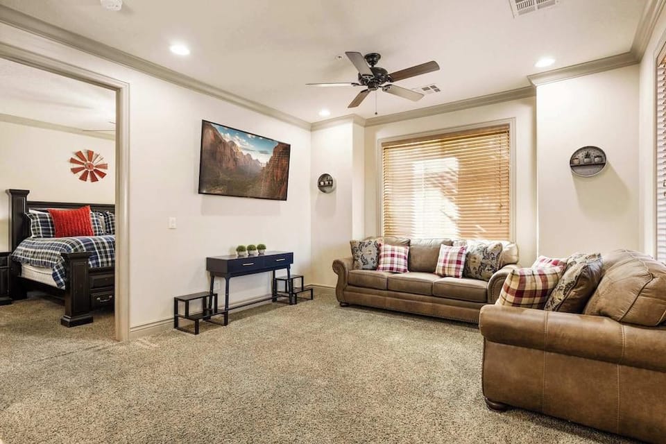 Coral Springs Getaway - Outdoor and Indoor Heated Pool - Close to Zion National Park Hotel in Washington