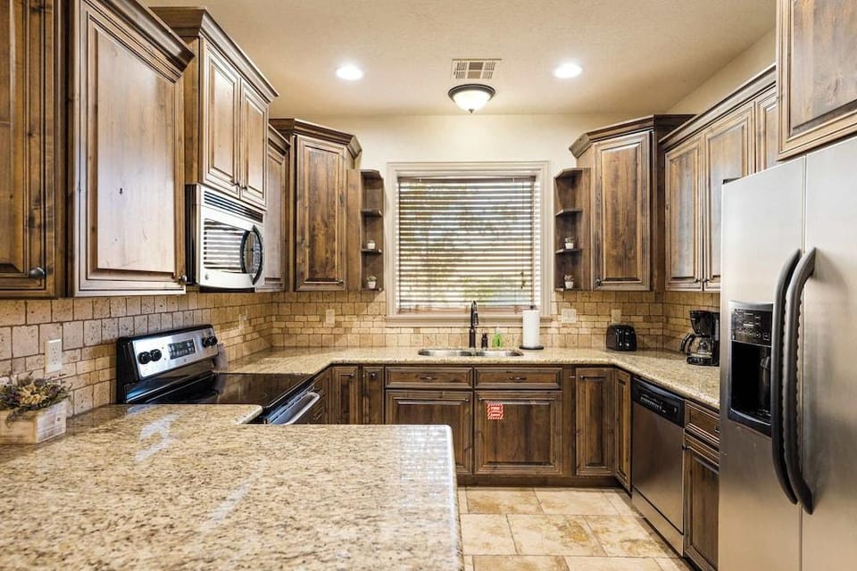 Coral Springs Getaway - Outdoor and Indoor Heated Pool - Close to Zion National Park Hotel in Washington