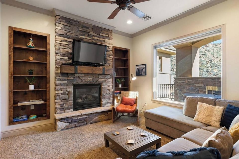 Utahs Beauty w/ Desert & Mtn Views Hotel in Washington