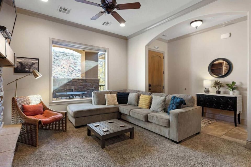 Utahs Beauty w/ Desert & Mtn Views Hotel in Washington
