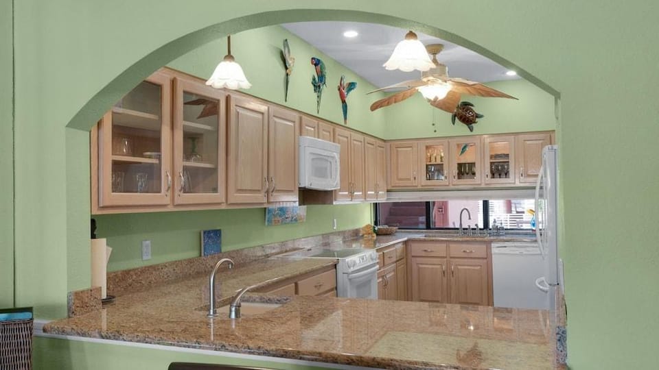 Palm Beach Club 4-127 Parrot-dise Palms Hotel in Pensacola Beach