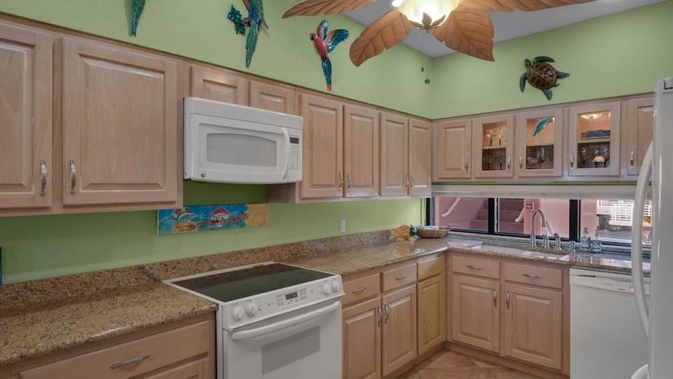 Palm Beach Club 4-127 Parrot-dise Palms Hotel in Pensacola Beach