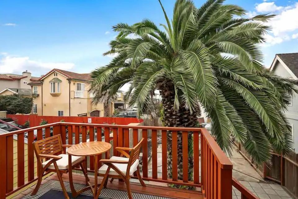 Coastal Palm Tree 2BR Retreat Ocean View Hotel in Pacifica