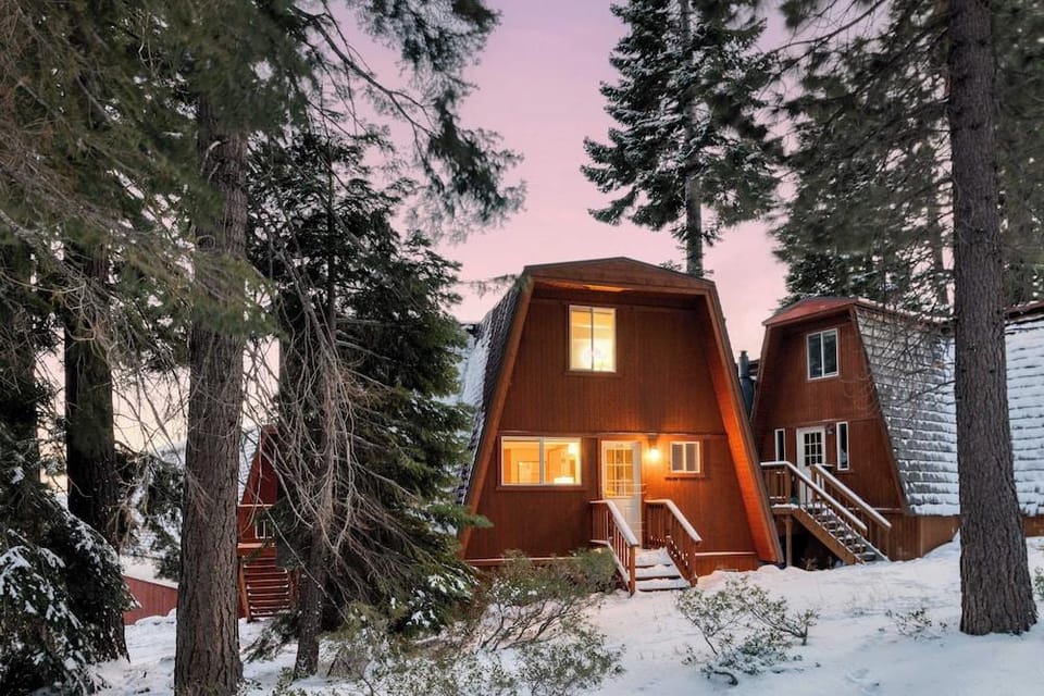 Chickaree & Chickadee Buyout by Avantstay 2 Sister Cabins Hotel in Tahoe City