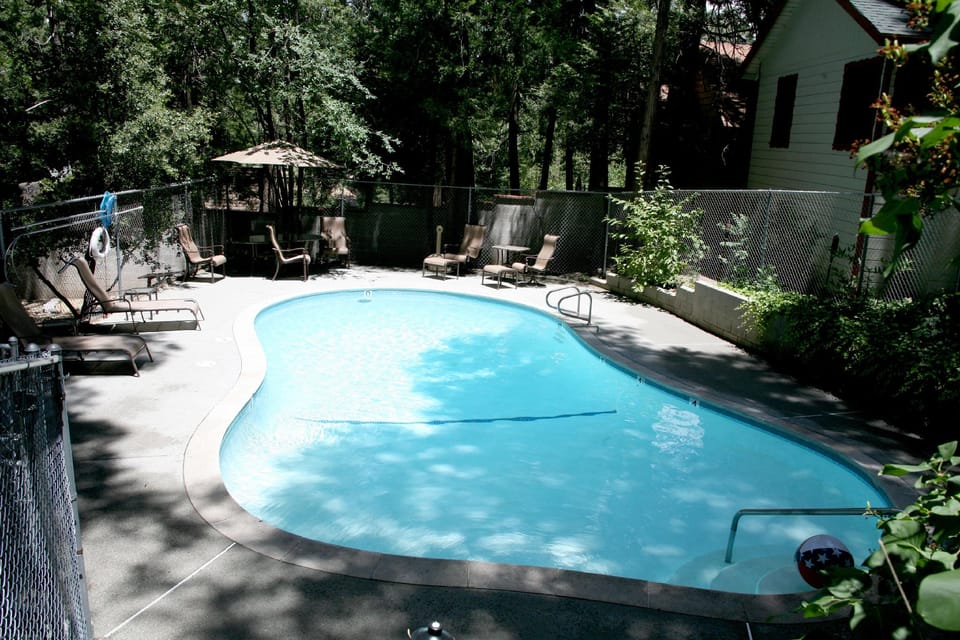 Crest Lodge Historic Mountain Inn Hotel in Crestline
