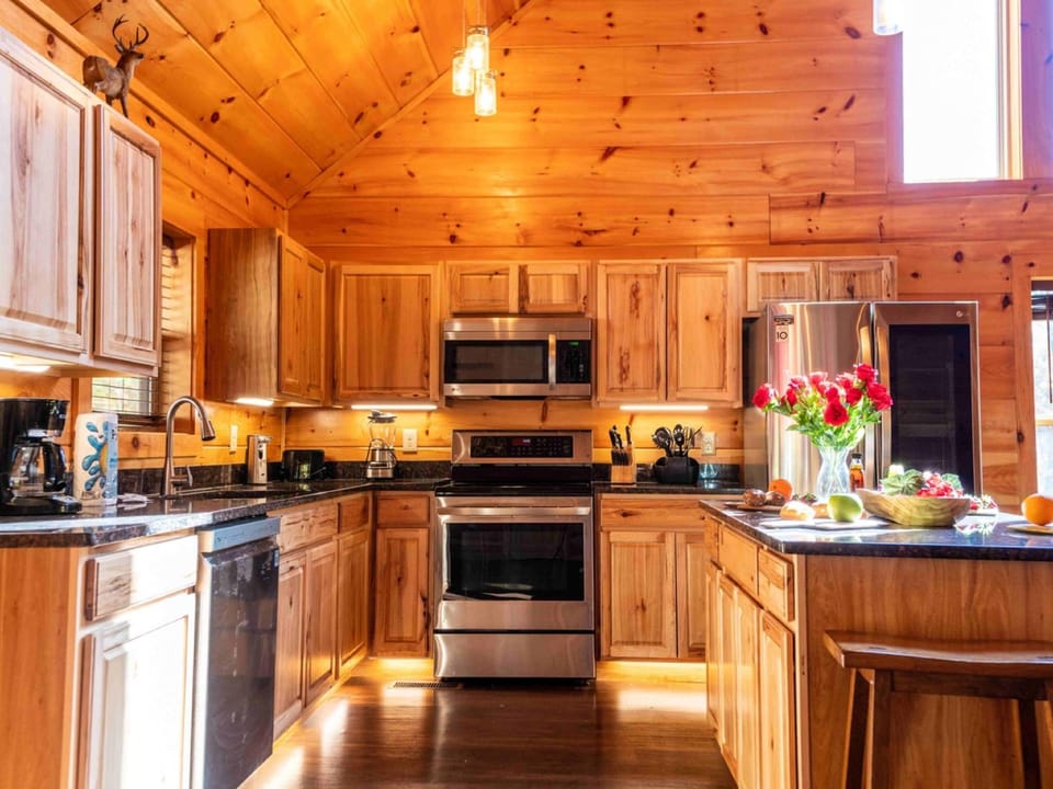 Whispering Pines Retreat By Ghosal Luxury Lodging Hotel in Gatlinburg