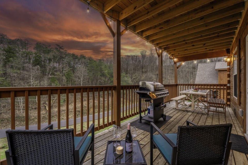 Rustic Mountain Retreat by Ghosal Luxury Lodging Hotel in Pigeon Forge