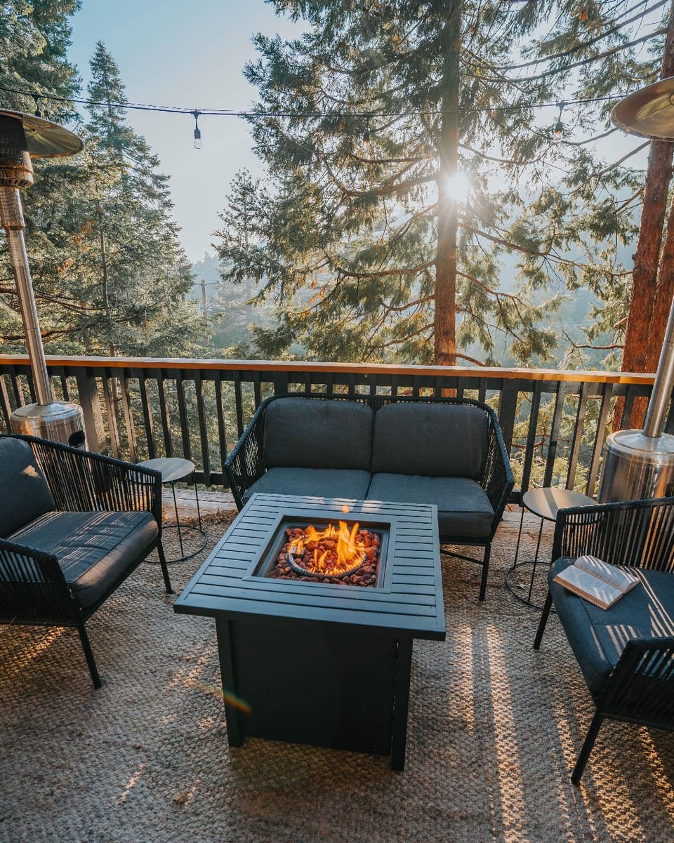 Lightfoot Cabin Hotel in Running Springs