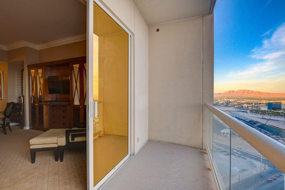 Incredible Suite at Signature Resort Hotel in Las Vegas Strip