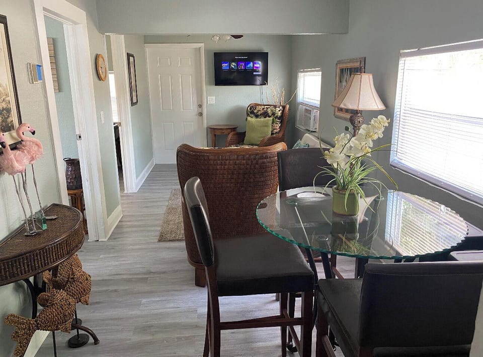 Mango Beach Retreat Hotel in Lake Worth