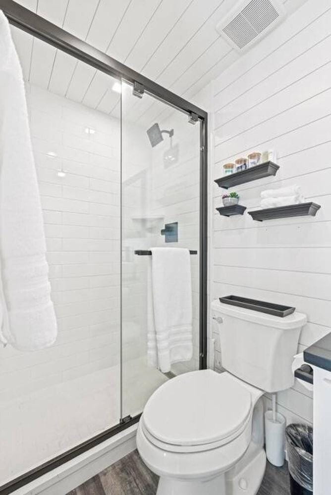 New Wilderness Hideout-cozy Container Home Hotel in Fredericksburg