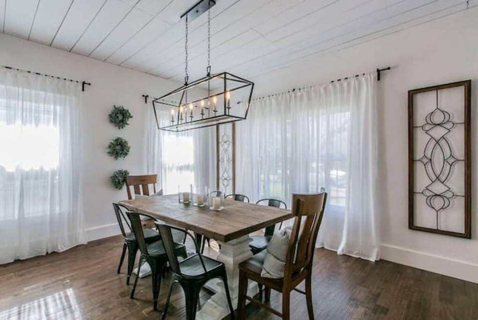 New White On Columbus Family Gathering Place Hotel in Waco