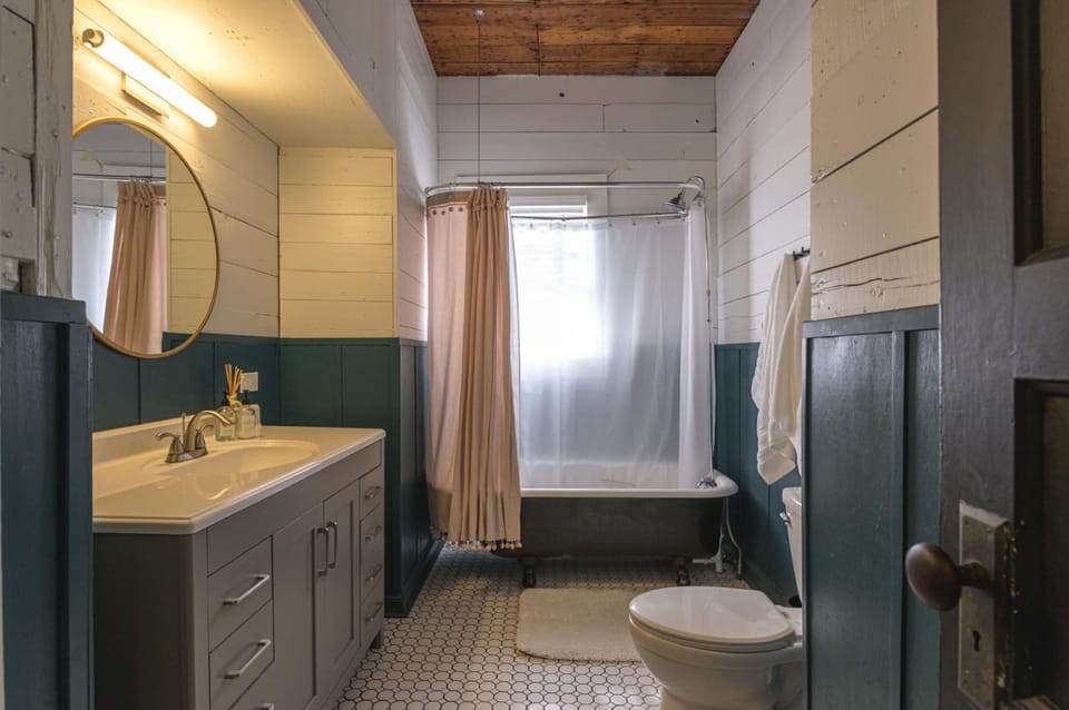 Restored 1930s Uptown Bungalow 2 min to Magnolia Silos Hotel in Waco