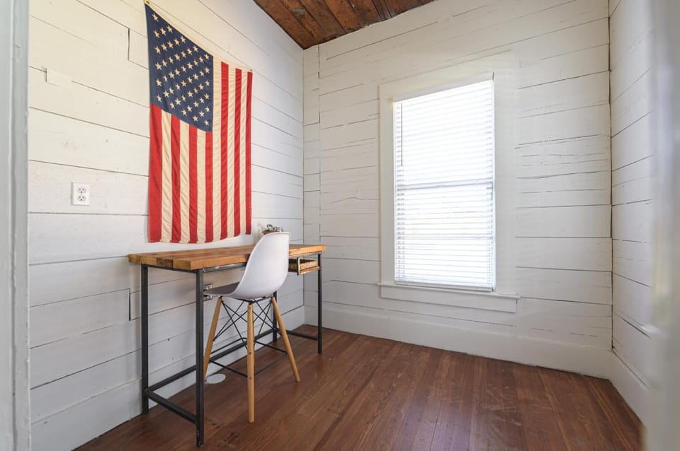 Restored 1930s Uptown Bungalow 2 min to Magnolia Silos Hotel in Waco