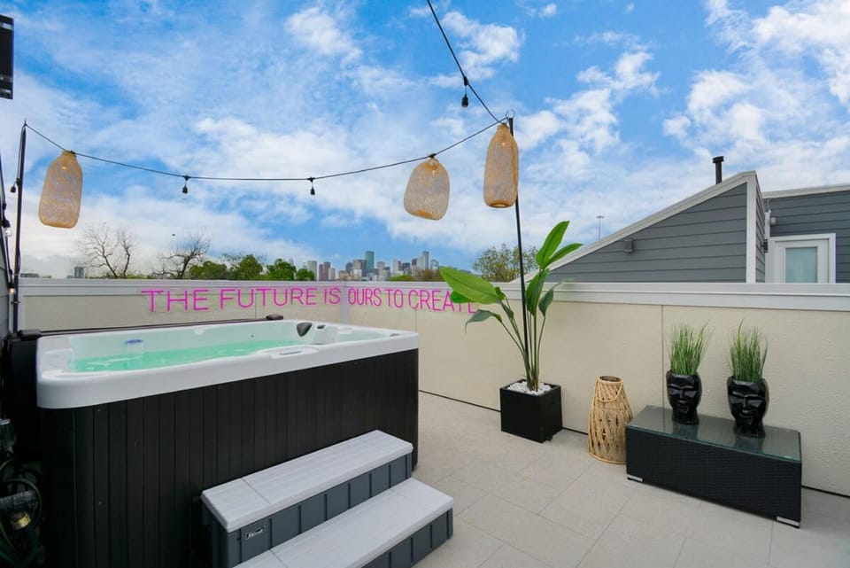 Paradise Palace Best Rooftop in HTX w Hot Tub Hotel in Harris County