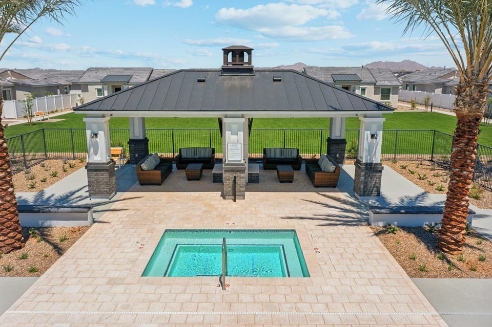 Fresh Modern Home with Pool BBQ Hotel in Buckeye