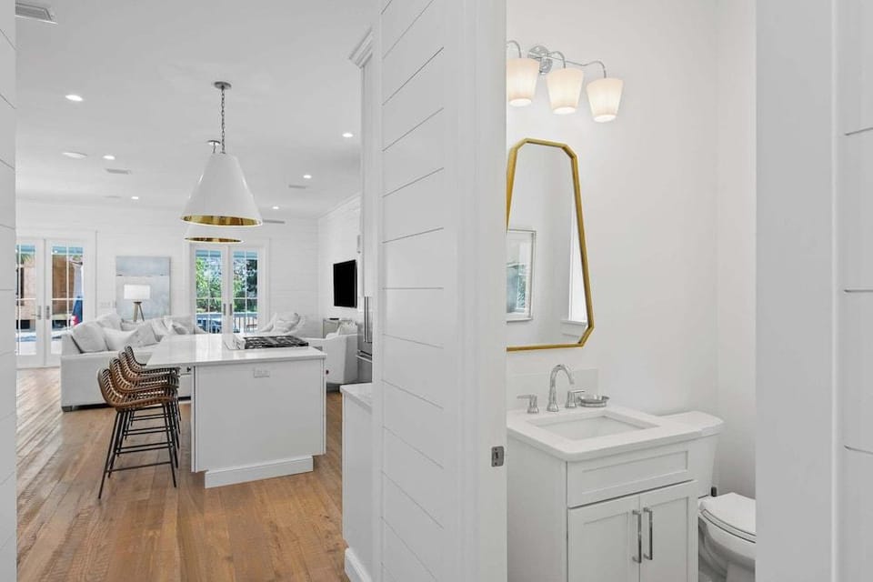 Beautiful Seacrest Home, Sleeps 16 - Lagoon Pool and Beach Tram Service Hotel in Rosemary Beach