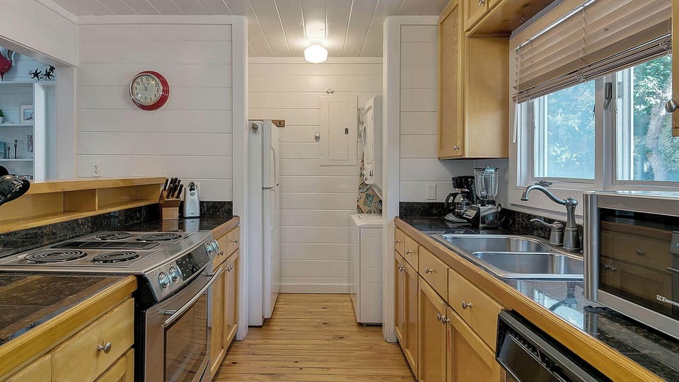 Beautiful Original Seaside Cottage + Swim & Tennis Club: Sleeps 6 Hotel in Seaside