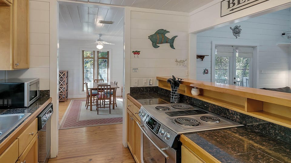 Beautiful Original Seaside Cottage + Swim & Tennis Club: Sleeps 6 Hotel in Seaside