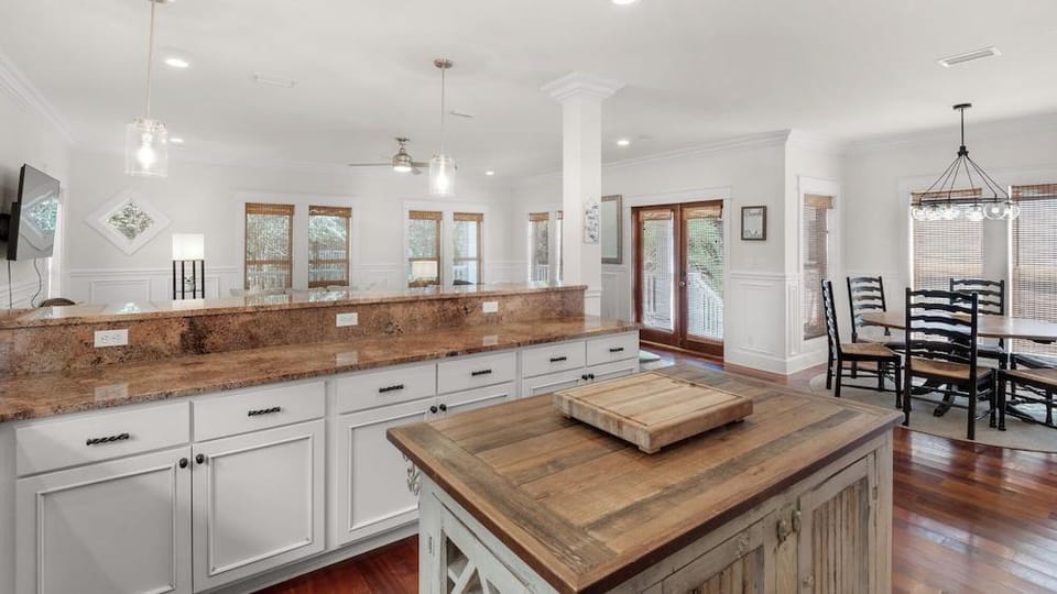 Seacrest Beach Home for 17, Huge Resort Pool & Beach Tram Hotel in Rosemary Beach