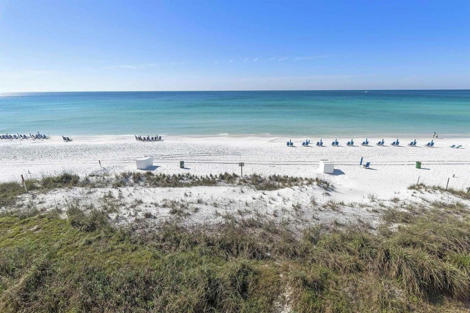 Gulf-front in Destin! Community Pool, Minutes to Beach Hotel in Destin