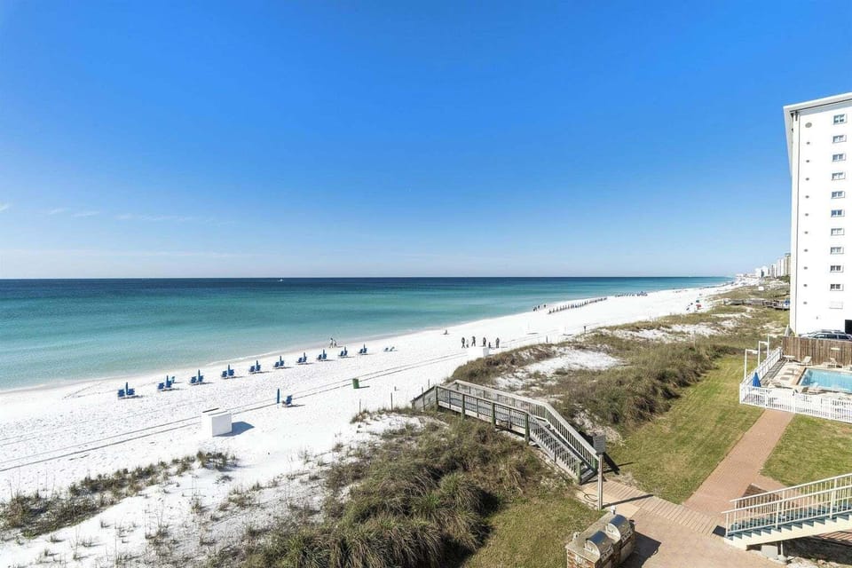 Gulf-front in Destin! Community Pool, Minutes to Beach Hotel in Destin