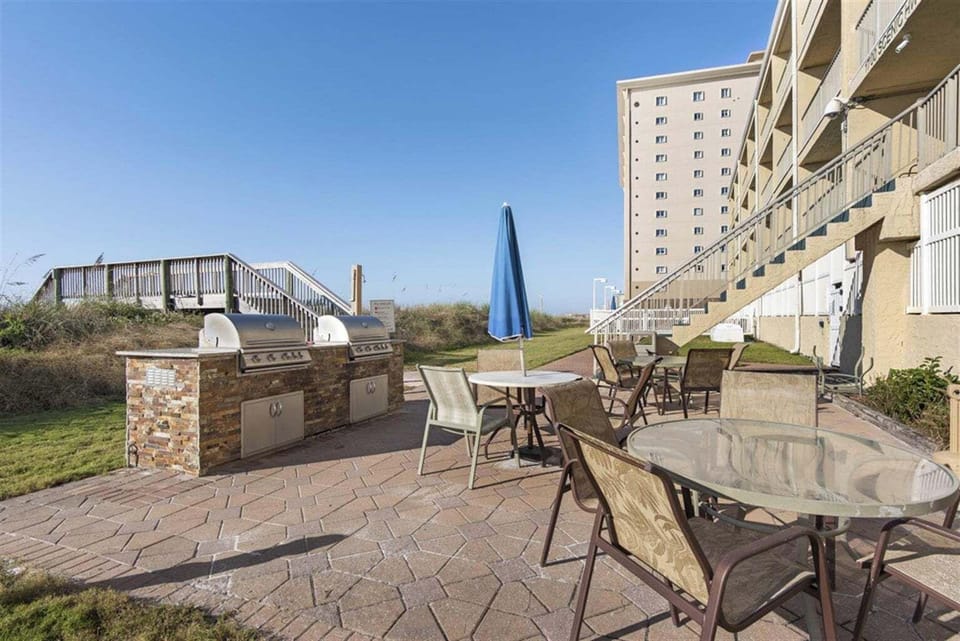 Gulf-front in Destin! Community Pool, Minutes to Beach Hotel in Destin